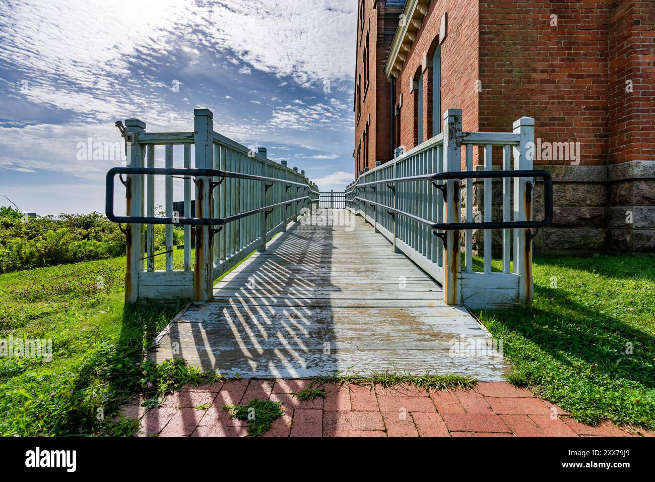 Photo estivale du phare de Block Island RI Southeast situé sur Mohegan Bluffs. New Shoreham, Block Island, Rhode Island. Banque D'Images