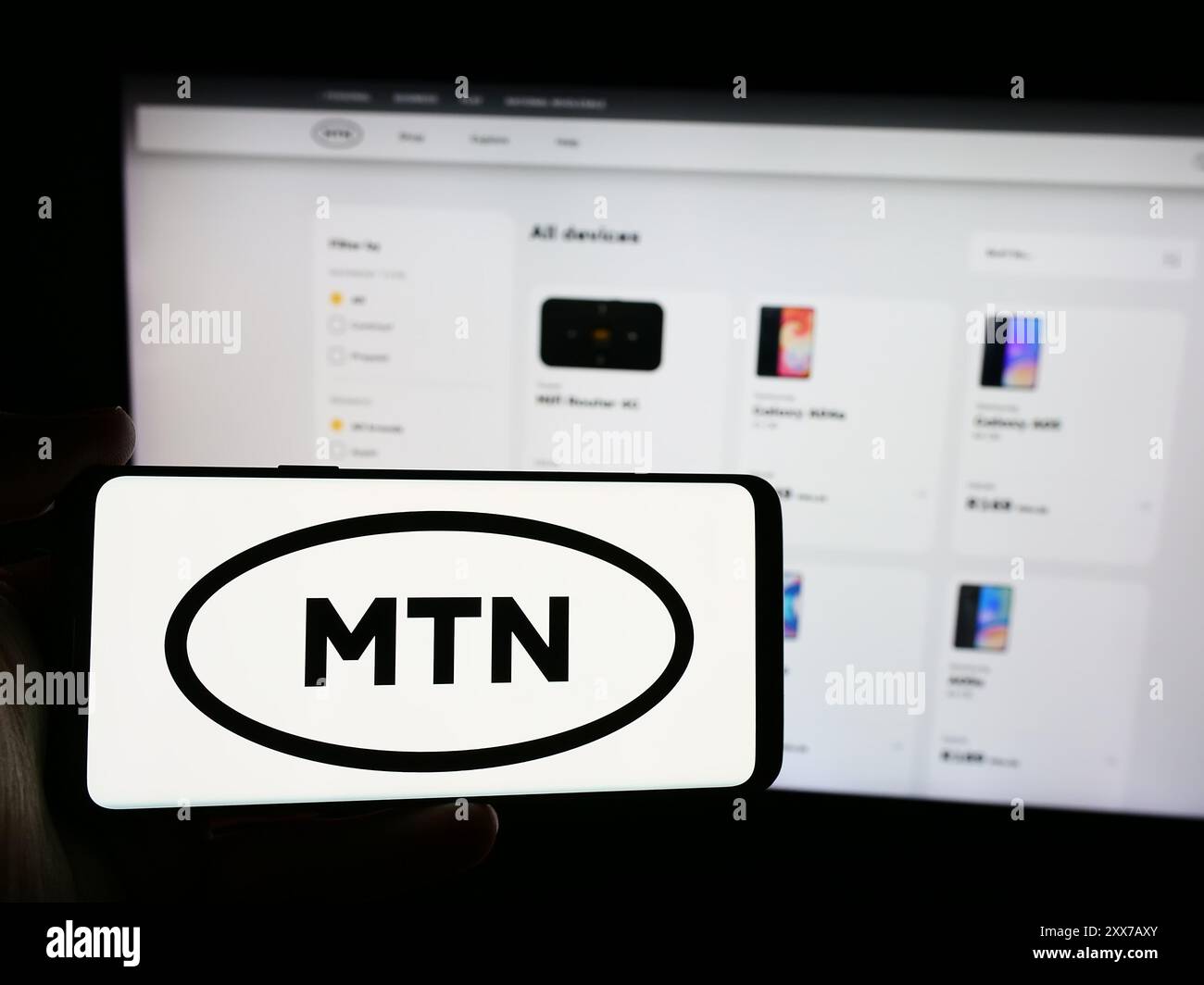 Personne tenant un smartphone avec le logo de la société sud-africaine de télécommunications MTN Group Limited en face du site Web. Concentrez-vous sur l'affichage du téléphone. Banque D'Images