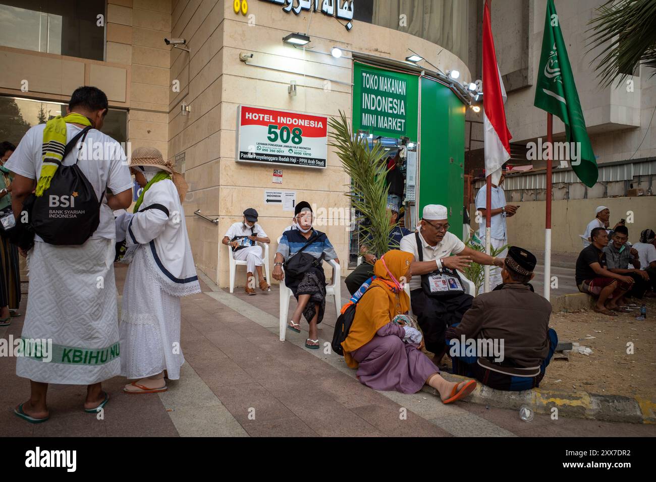 La Mecque, Arabie Saoudite - 10 juin 2024 : pèlerins du Hadj et de l'Oumrah venus d'Indonésie assis devant un hôtel à Makkah, Arabie Saoudite. Hajj 2024. Banque D'Images