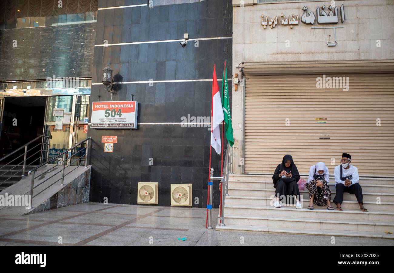 La Mecque, Arabie Saoudite - 3 juin 2024 : pèlerins du Hadj et de l'Oumrah venus d'Indonésie assis devant un hôtel à Makkah, Arabie Saoudite. Hajj 2024. Banque D'Images