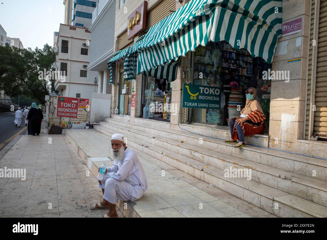 La Mecque, Arabie Saoudite - 3 juin 2024 : pèlerins du Hadj et de l'Oumrah assis devant un Toko Indonesia (magasin indonésien) à Makkah, Arabie Saoudite. Hajj 2024. Banque D'Images