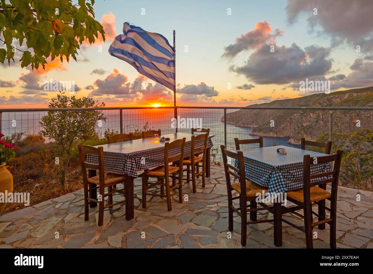 Zakinthos, Grèce - 03.2022 : terrasse romantique au coucher du soleil dans un restaurant sur Zakynthos (Ionic Islands, Kampi, Grèce) Banque D'Images
