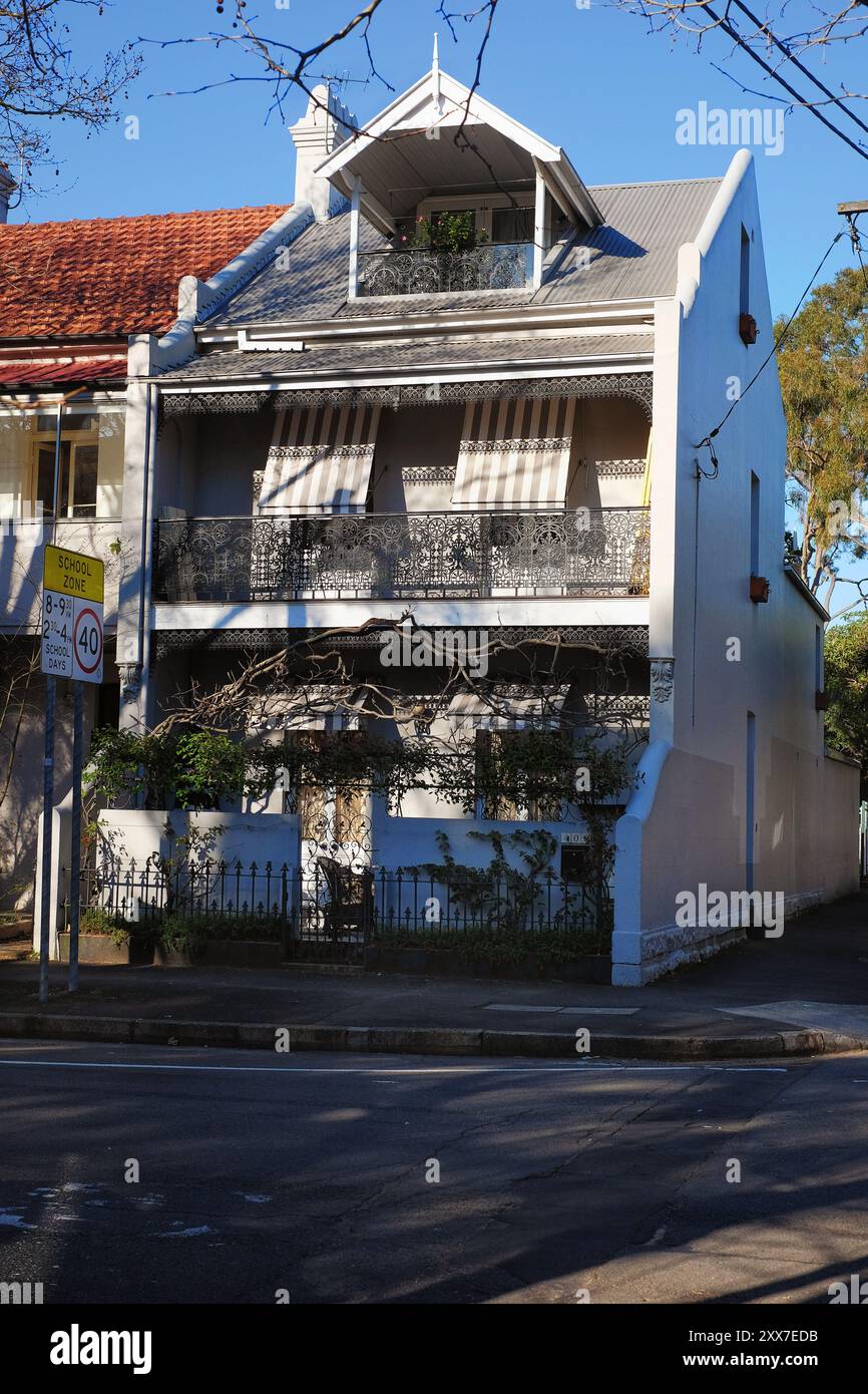 Sydney Hills, Sydney, une grande maison australienne de deux étages avec terrasse baignée par la lumière du soleil de l'après-midi sur Riley Street Banque D'Images