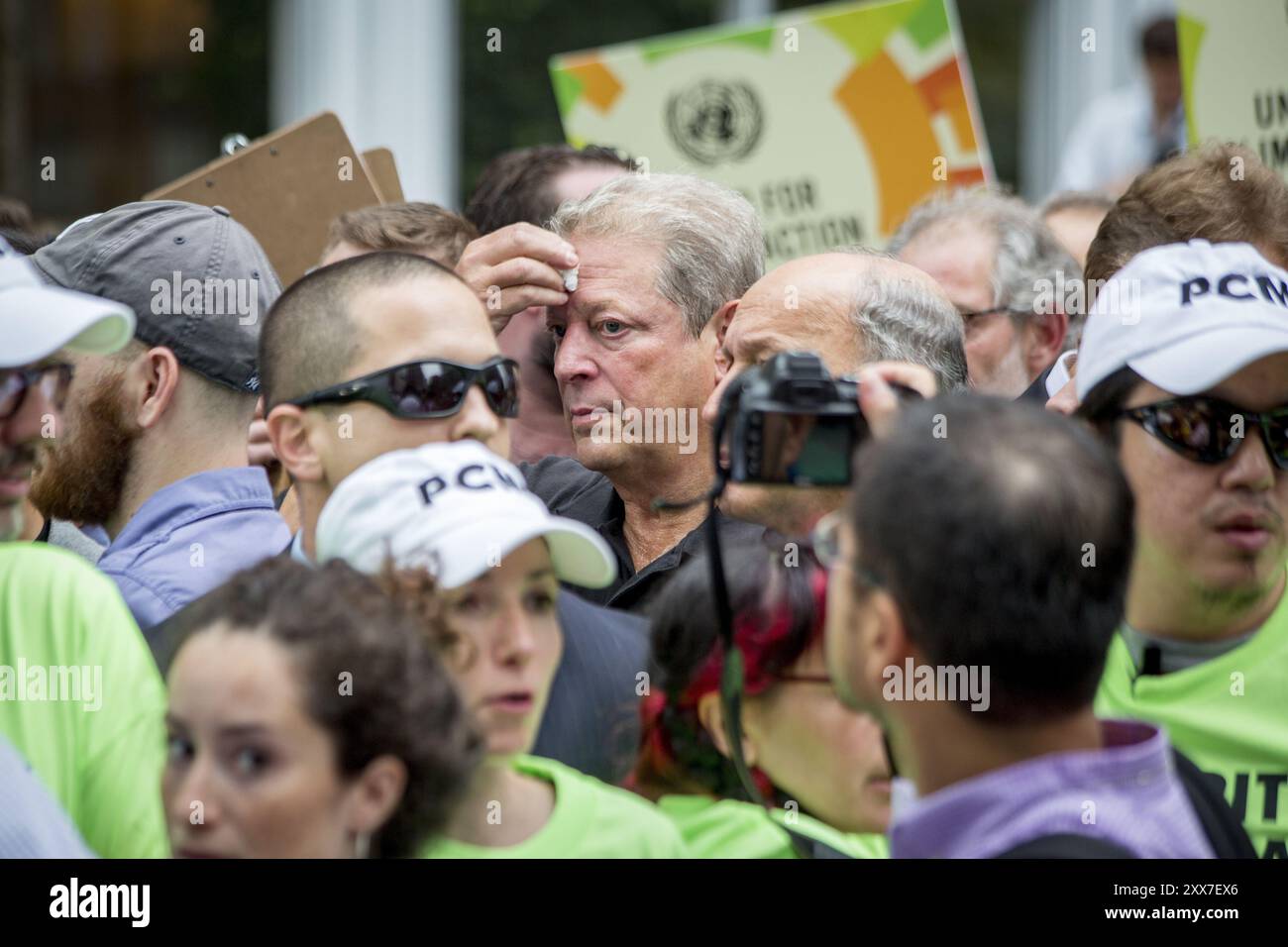 Klimaaktivist og tidligere visePresident Al Gore tørker svetten under klimamarsjen i New York, som samlet nærmere 400,000 mennesker. Banque D'Images