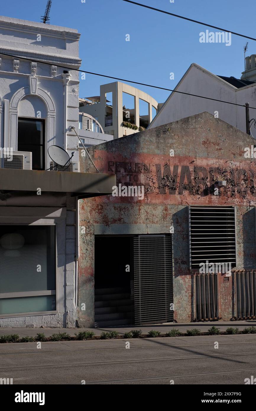 Sydney Hills, Sydney, un vieil entrepôt à côté d'une ancienne maison victorienne, boutique et terrasse sur Devonshire avec la fenestration d'un appartement moderne bui Banque D'Images