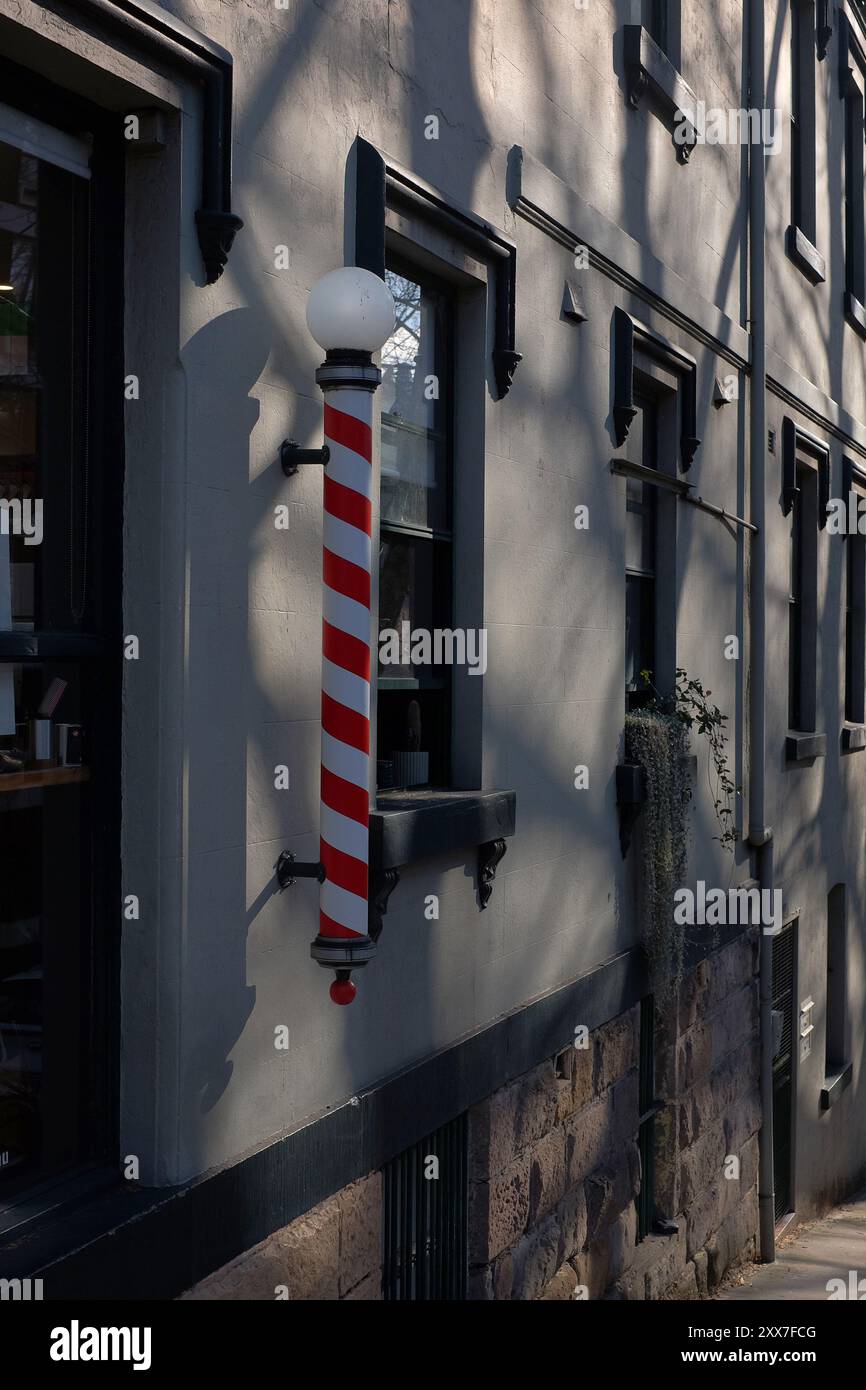 Barbiers sur le mur latéral d'une grande maison de terrasse sur Foveaux Streets à Surry Hills, Sydney Banque D'Images