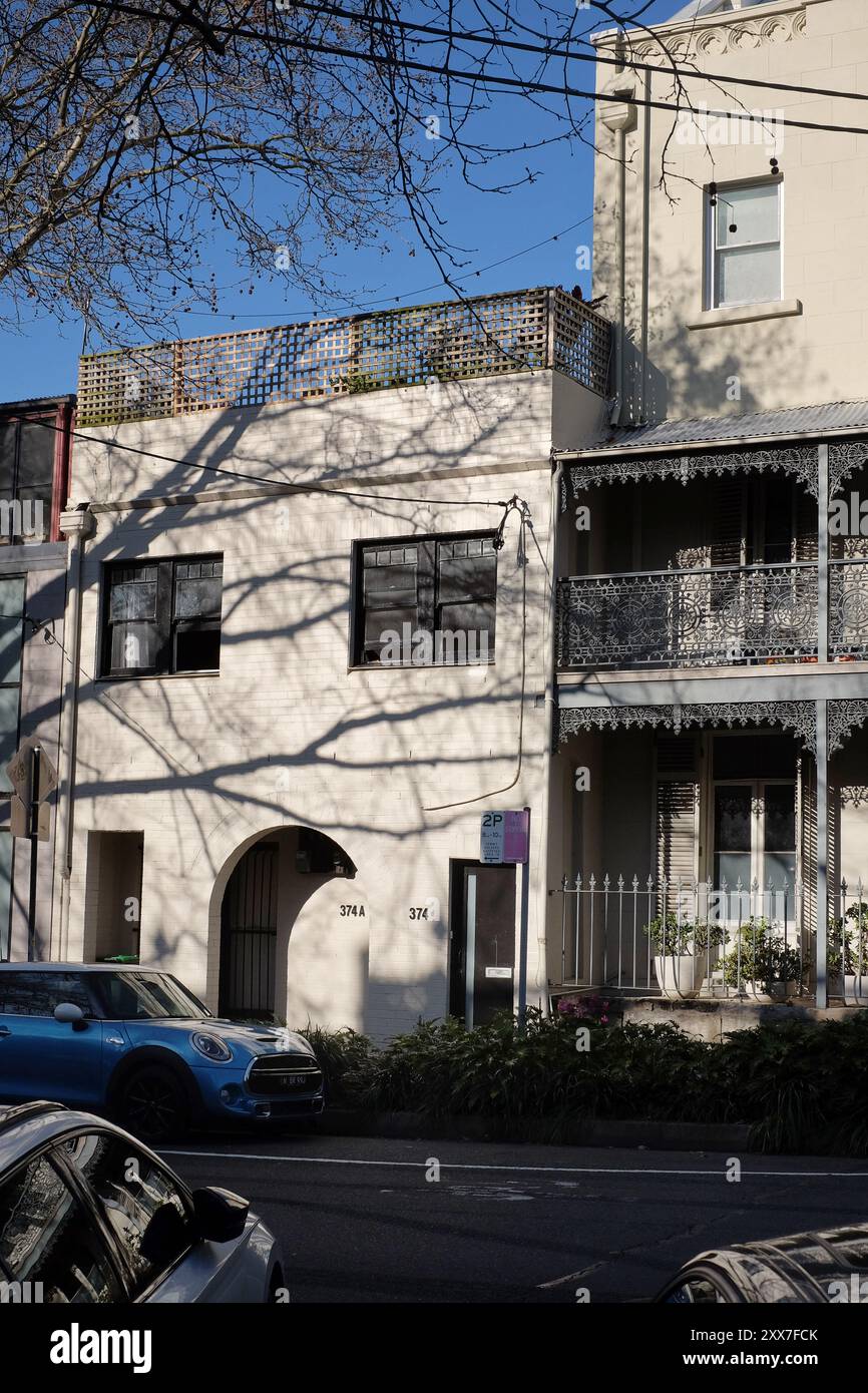 Sydney Hills, Sydney, un entrepôt converti rejoint une maison en terrasse baignée par la lumière du soleil de l'après-midi sur Riley Street Banque D'Images
