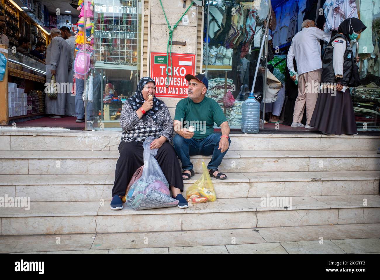 La Mecque, Arabie Saoudite - 11 juin 2024 : pèlerins du Hadj et de l'Umrah de Turquie assis devant un Toko Indonesia (magasin indonésien) à Makkah, Arabie Saoudite Banque D'Images