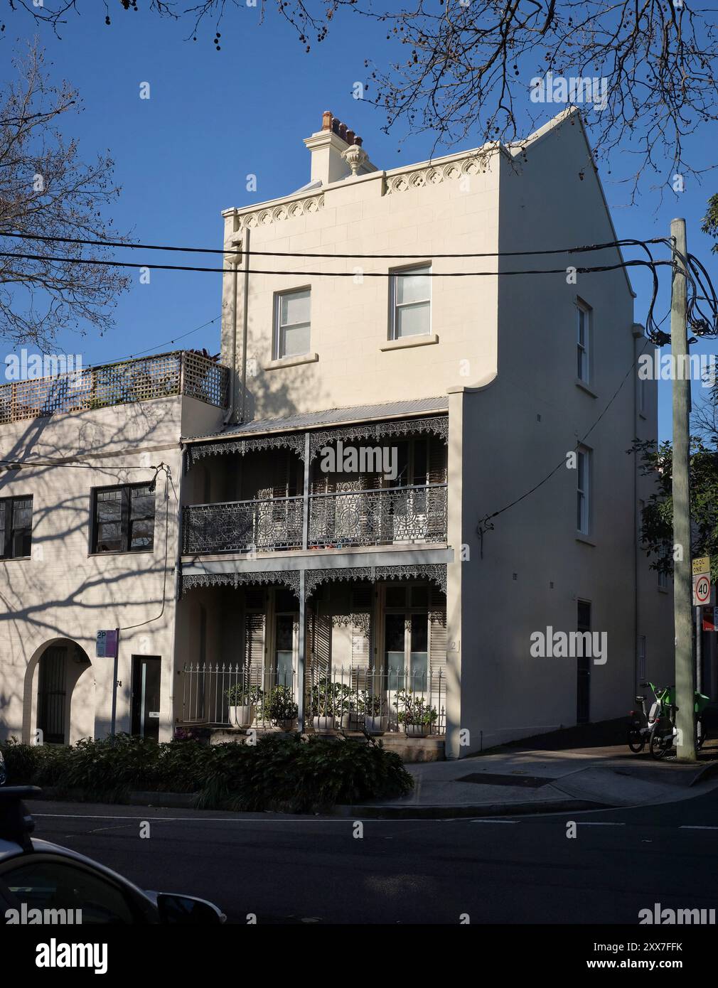 Sydney Hills, Sydney, une grande maison de trois étages avec terrasse baignée par la lumière du soleil de l'après-midi sur Riley Street avec une deuxième entrée sur la rue latérale Banque D'Images