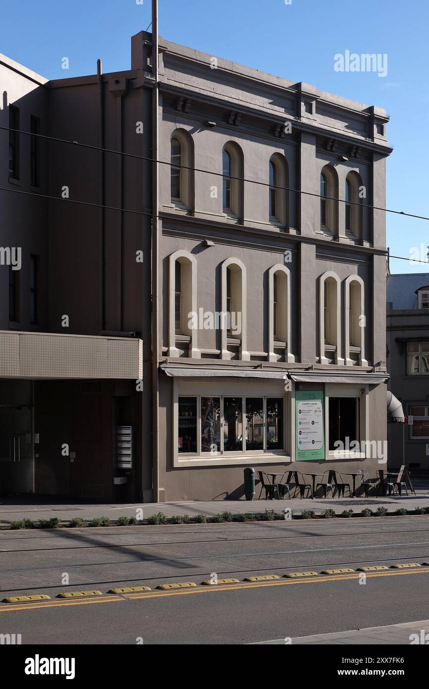 Sydney Hills, Sydney, un pub converti un bâtiment victorien de trois étages à l'angle de Devonshire et Elizabeth Street baigné par la lumière du soleil l'après-midi Banque D'Images