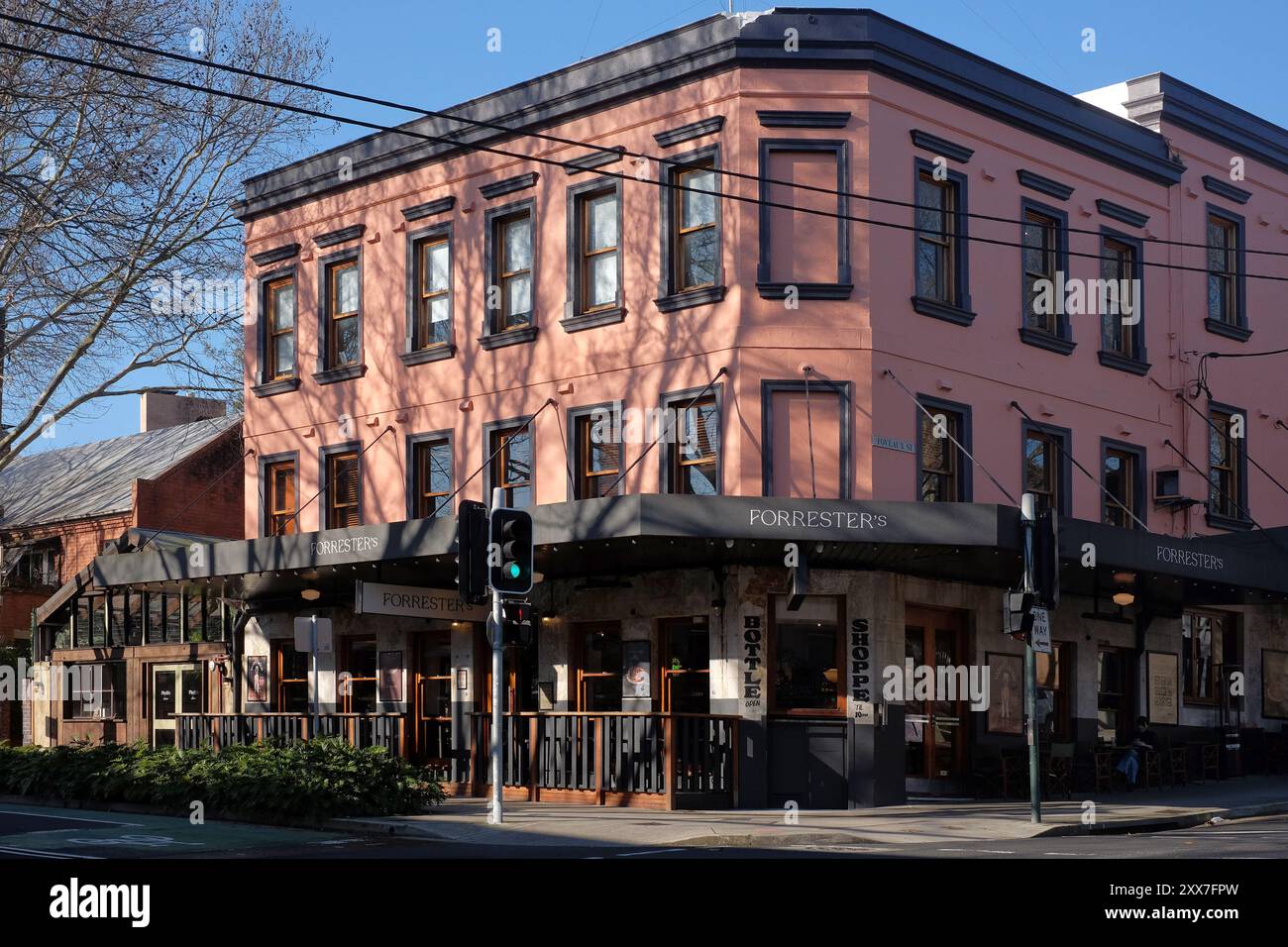Le Forrester's Hotel se trouve à l'angle des rues Riley et Foveaux à Surry Hills, Sydney, par une belle journée ensoleillée Banque D'Images