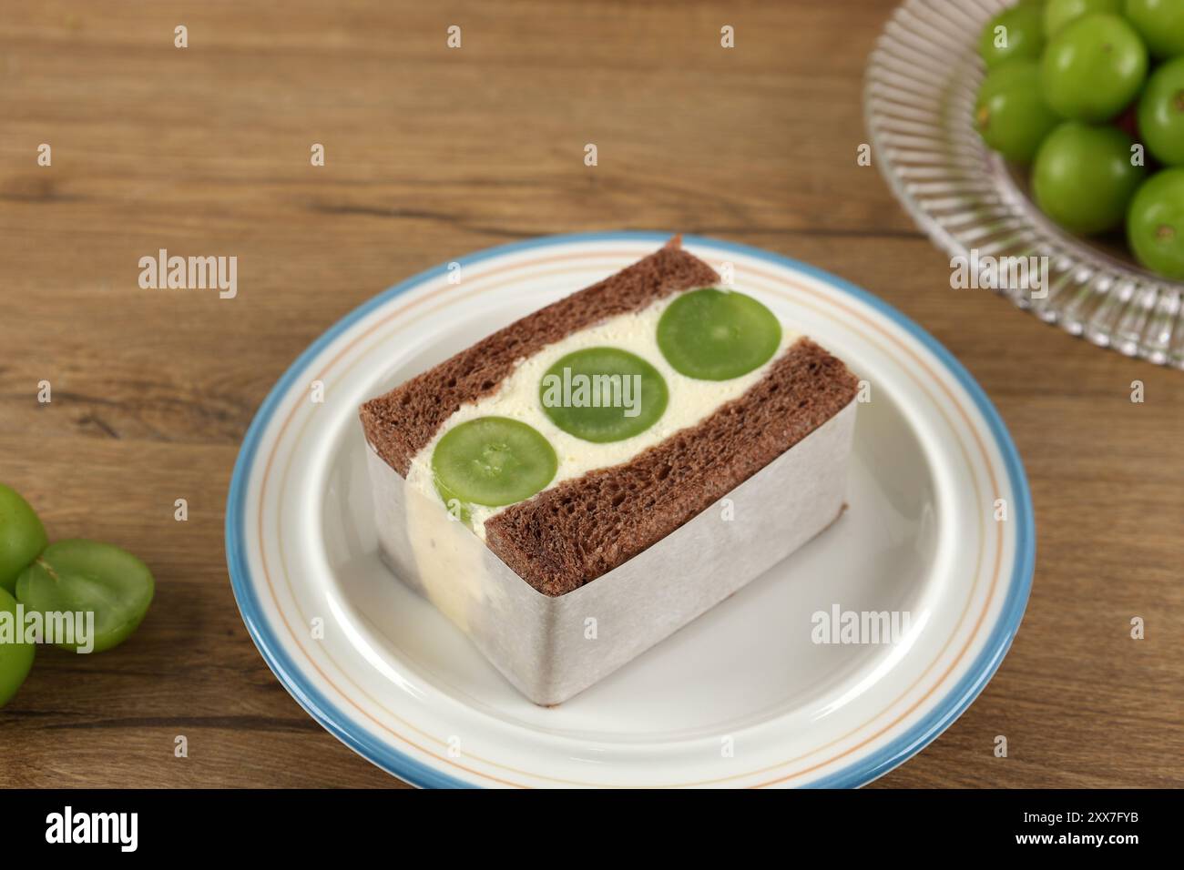 Faites briller le sandwich sucré japonais Muscat avec du pain à base de chocolat Banque D'Images