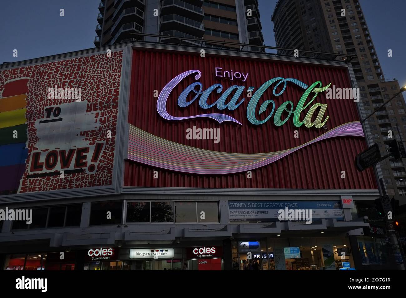 Le panneau Kings Cross Coke s’est illuminé aux couleurs LGBTQI+ A pendant mardi gras Banque D'Images