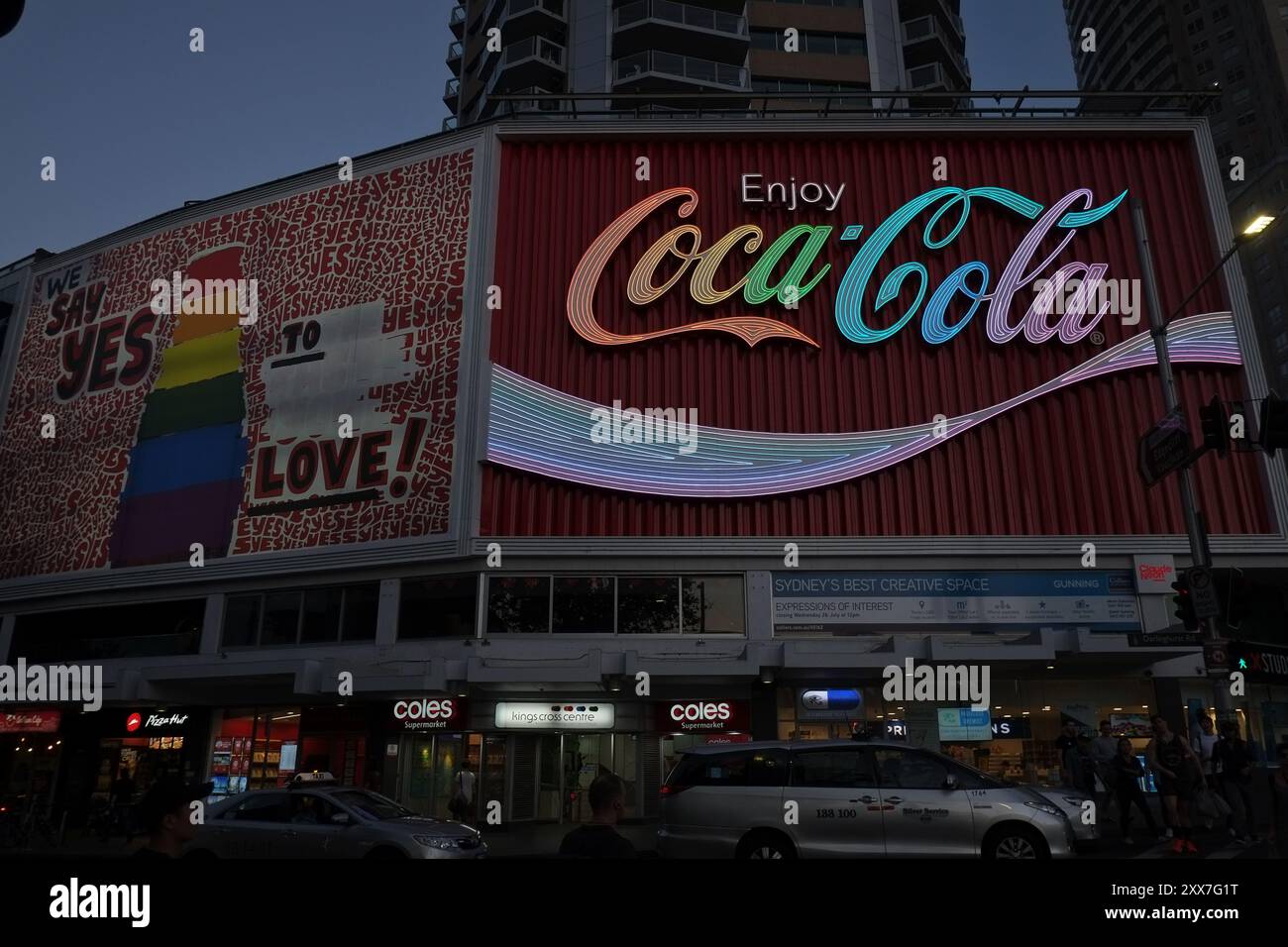 Le panneau Kings Cross Coke s’est illuminé aux couleurs LGBTQI+ A pendant mardi gras Banque D'Images