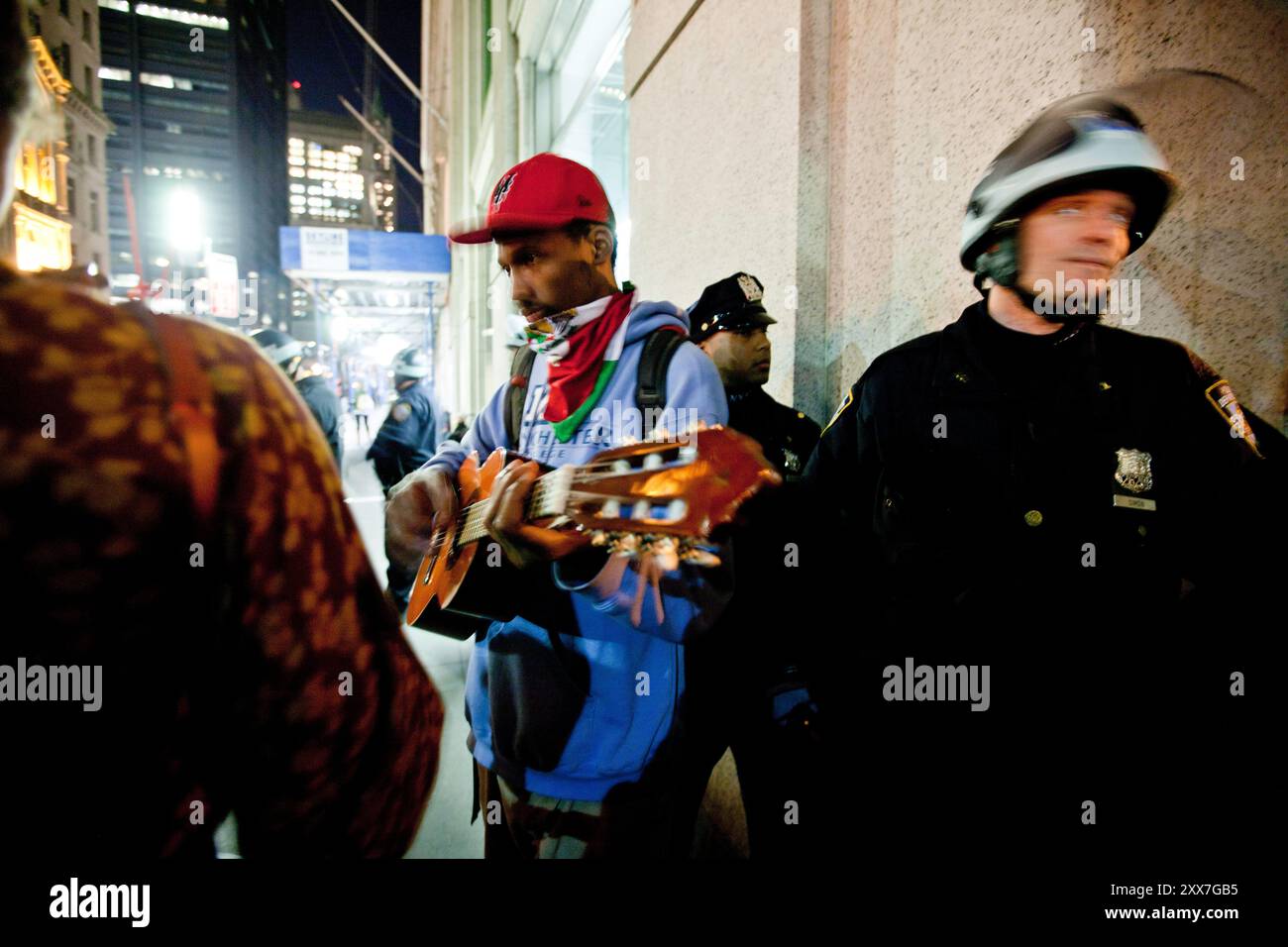 Tidlig natt til tirsdag rykket politiet inn og ryddet opp Zucotti Park som for nesten to måneder har vært tilholdstedet til Occupy Wall Streert. Banque D'Images Tidlig natt til tirsdag rykket politiet inn og ryddet opp Zucotti Park som for nesten to måneder har vært tilholdstedet til Occupy Wall Streert. Banque D'Images