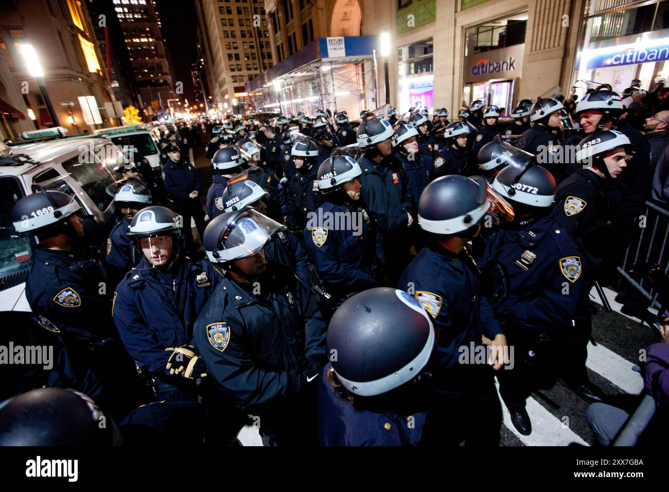 Tidlig natt til tirsdag rykket politiet inn og ryddet opp Zucotti Park som for nesten to måneder har vært tilholdstedet til Occupy Wall Streert. Banque D'Images Tidlig natt til tirsdag rykket politiet inn og ryddet opp Zucotti Park som for nesten to måneder har vært tilholdstedet til Occupy Wall Streert. Banque D'Images