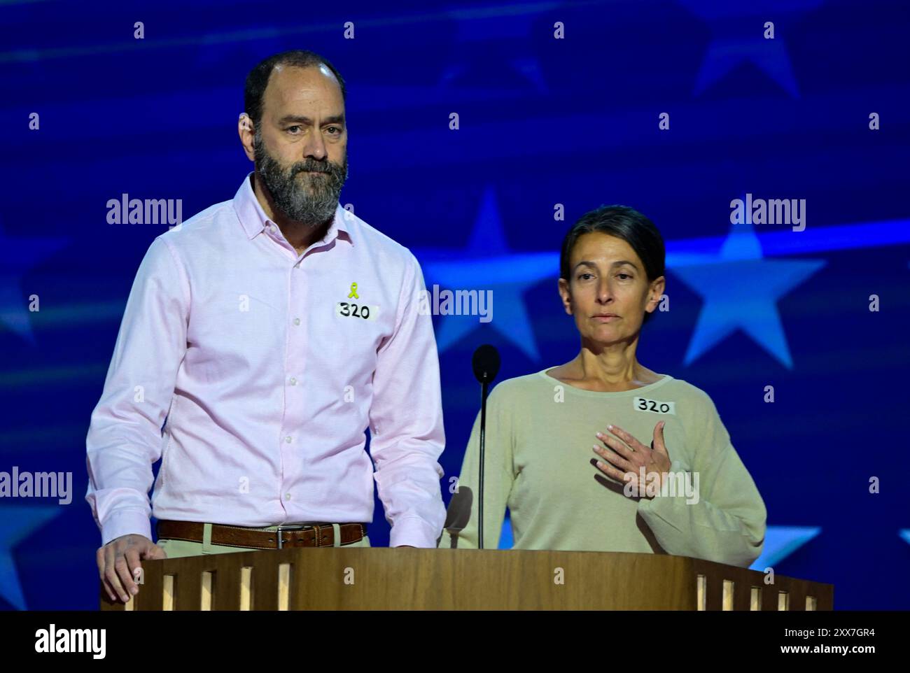 Chicago, États-Unis. 21 août 2024. PAS de courrier quotidien. AUCUN journal de New York ou du New Jersey ni aucun journal dans un rayon de 75 milles autour de New York.) - Jon Polin et Rachel Goldberg, parents de Hersh Goldberg-Polin, prononcent une allocution à la Convention nationale démocrate 2024 au United Center à Chicago, il, USA, le mercredi 21 août, 2024. le thème de la troisième nuit est " Une lutte pour nos libertés " . Photo de Ron Sachs/CNP/ABACAPRESS. COM Credit : Abaca Press/Alamy Live News Banque D'Images