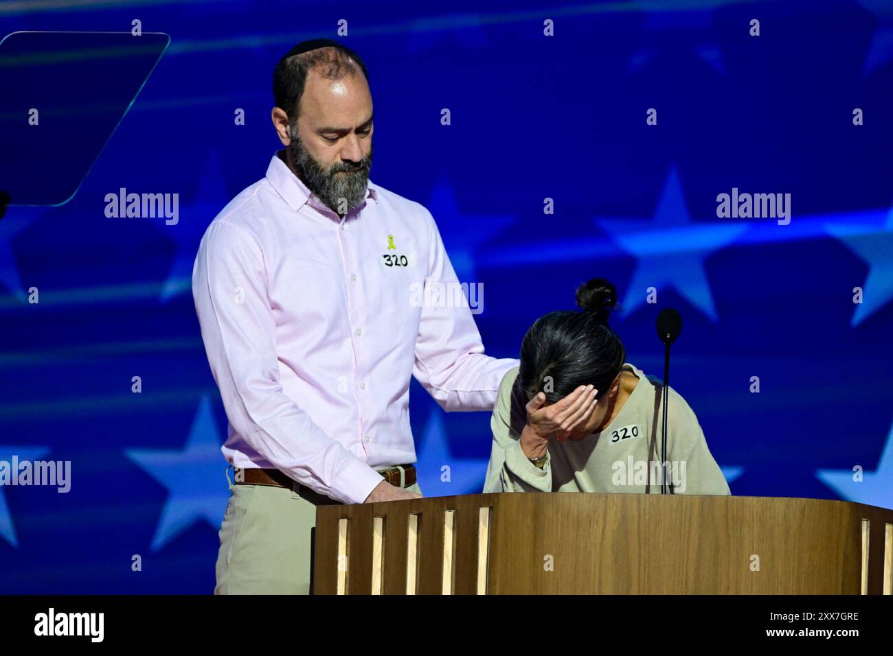 Chicago, États-Unis. 21 août 2024. PAS de courrier quotidien. AUCUN journal de New York ou du New Jersey ni aucun journal dans un rayon de 75 milles autour de New York.) - Jon Polin et Rachel Goldberg, parents de Hersh Goldberg-Polin, prononcent une allocution à la Convention nationale démocrate 2024 au United Center à Chicago, il, USA, le mercredi 21 août, 2024. le thème de la troisième nuit est " Une lutte pour nos libertés " . Photo de Ron Sachs/CNP/ABACAPRESS. COM Credit : Abaca Press/Alamy Live News Banque D'Images