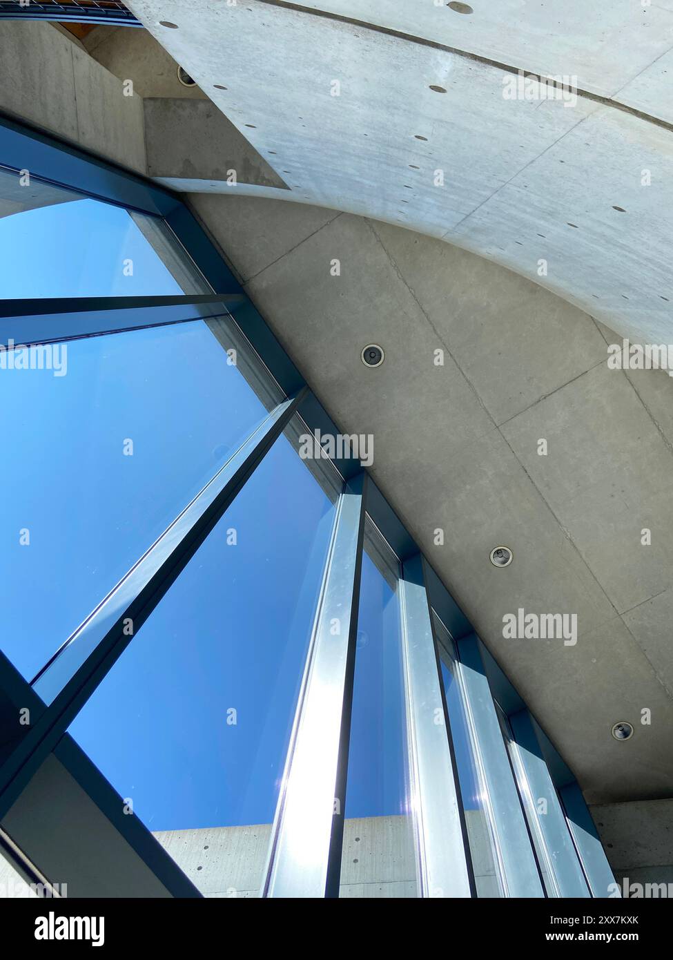 Regardant le plafond en béton. Voir le ciel bleu clair à travers la fenêtre. Banque D'Images