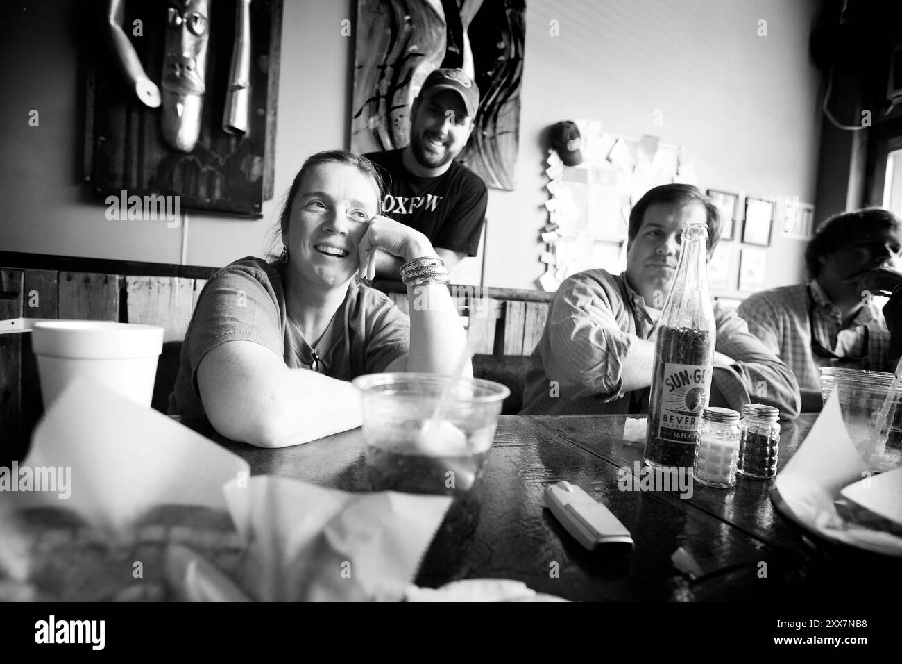 Shonda Warner har investisstert mye i lokalsamfunnet, siden hun har gjort det til sitt nye hjem. Mistroen sitter imidlertid dypt hos bøndene, som tror Hun er ute etter å ta fra dem Land. på burgersjappa Oxbow er stemningen høy under lunsjen Med meglere fra firmaet Ruthledge Investment Company. Shonda Warner er Investor og fondeier, og har kjøpt opp en mengde Land i flere stater. Hun driver operasjonen fra hovedkvarteret i Clarksdale. Banque D'Images