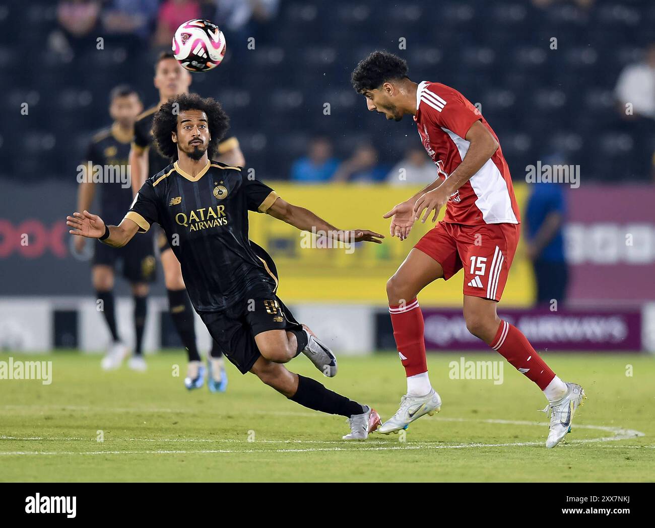 AL SADD SC vs Al ARABI SC -OOREDOO STARS LEAGUE QATAR Akram Hassan Afif l d'Al-Sadd SC et Jassem Gaber Abdulsallam R d'Al-Arabi SC en action lors du match Ooredoo Stars League 24/25 entre Al-Sadd SC et Al-Arabi SC au stade Jassim Bin Hamad à Doha, Qatar, le 22 août 2024. DOHA Qatar Copyright : xNOUSHADx Banque D'Images