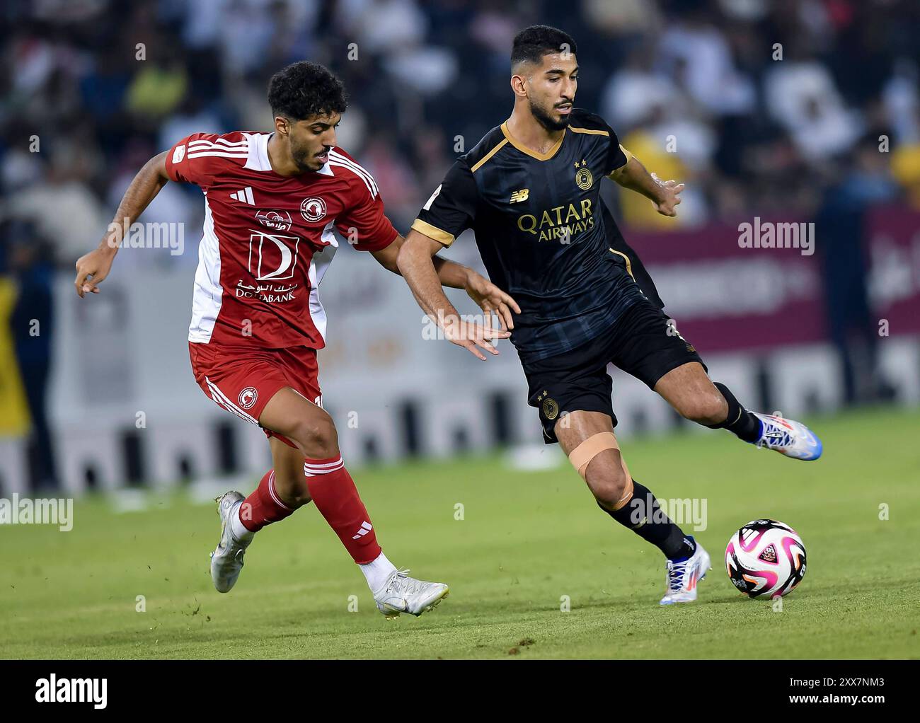 AL SADD SC vs Al ARABI SC -OOREDOO STARS LEAGUE QATAR Mohammed Waad Albayati R d'Al-Sadd SC et Jassem Gaber Abdulsallam l d'Al-Arabi SC en action lors du match Ooredoo Stars League 24/25 entre Al-Sadd SC et Al-Arabi SC au stade Jassim Bin Hamad à Doha, Qatar, le 22 août 2024. DOHA Qatar Copyright : xNOUSHADx Banque D'Images