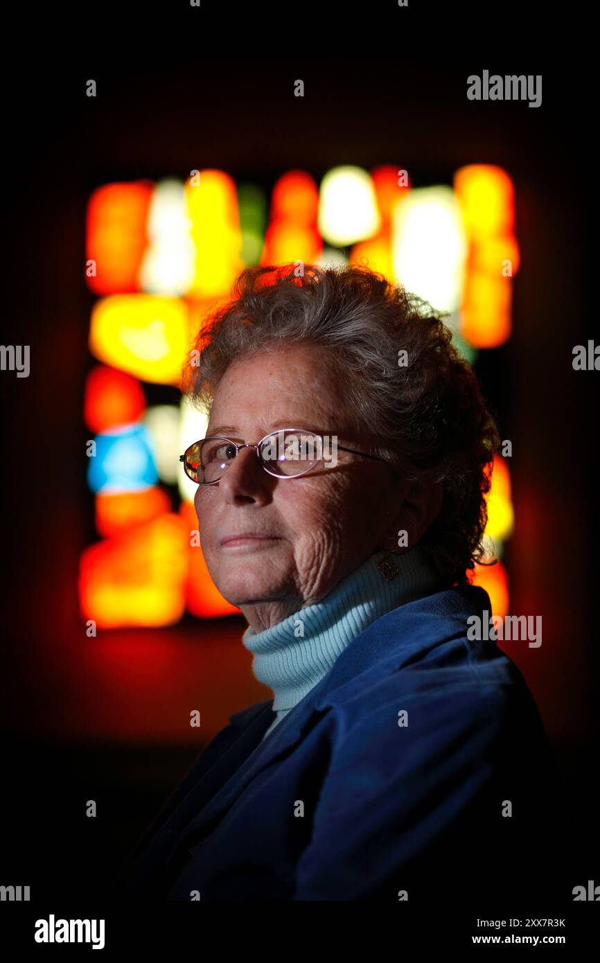 Soeur Carol Lombard du couvent des Soeurs de services Joseph s'en va fort contre les salaires excessifs et les primes pour les PDG Elle veut Lord Blankfein en prison, car elle ne le voit pas mieux qu'un voleur de vélo. Banque D'Images