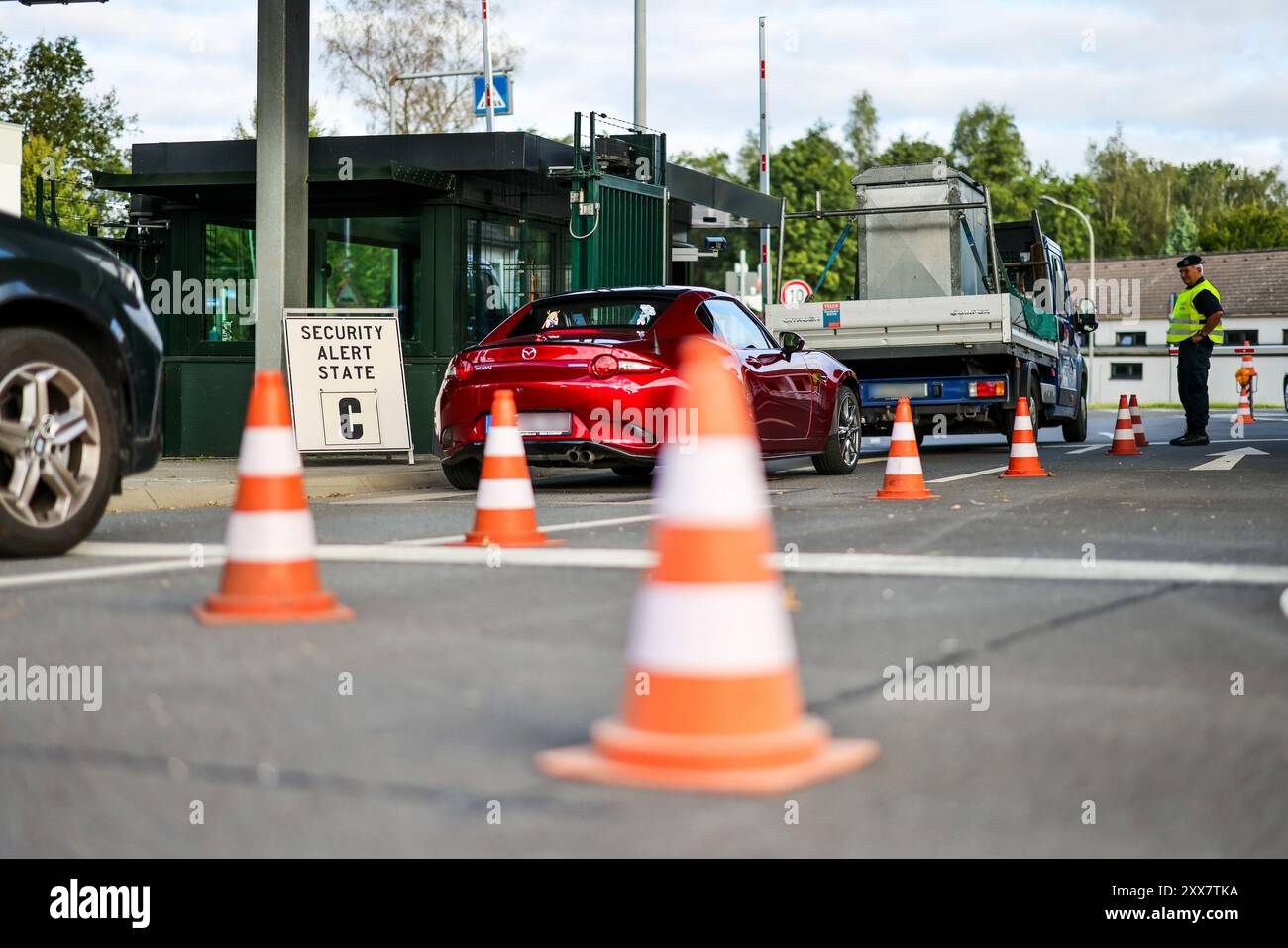 Geilenkirchen, Allemagne. 23 août 2024. Contrôle à l'entrée de la base aérienne de l'OTAN. Crédit : Christoph Reichwein/dpa - ATTENTION : plaque d'immatriculation pixelated/dpa/Alamy Live News Banque D'Images