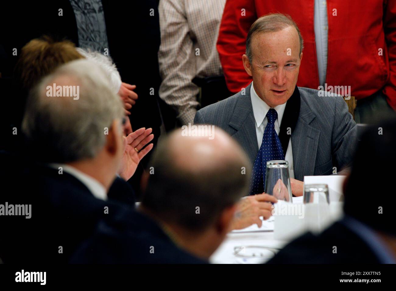 Le gouverneur de l'Indiana, Mitch Daniels, préside une réunion de l'Indiana Economic Development Corporation. Mitchell Elias 'Mitch' Daniels, Jr., (né le 7 avril 1949) est le 49e et actuel gouverneur de l'État américain de l'Indiana. Républicain, il a commencé ses quatre premiers... Banque D'Images