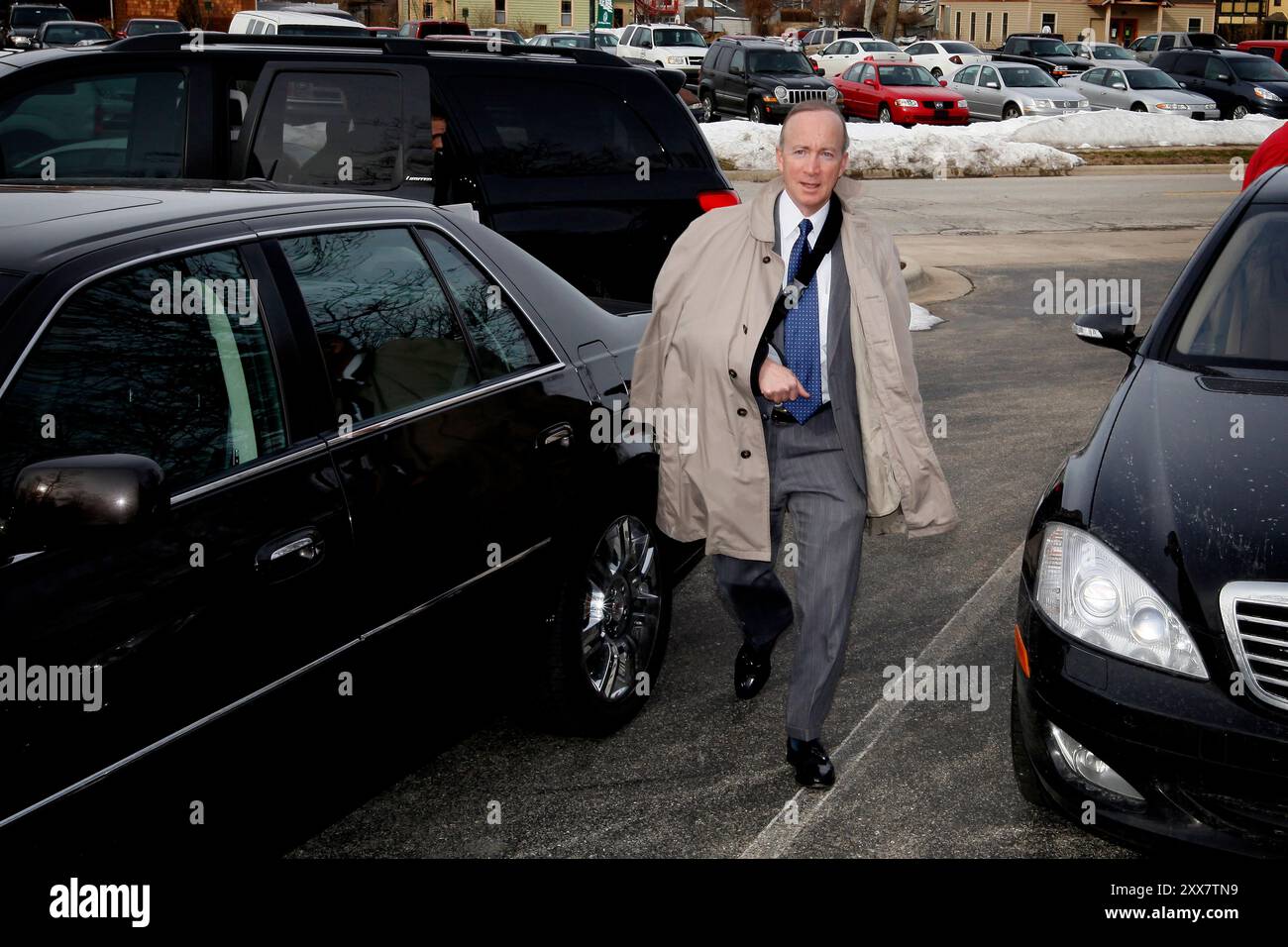 Le gouverneur de l'Indiana, Mitch Daniels, préside une réunion de l'Indiana Economic Development Corporation. Mitchell Elias 'Mitch' Daniels, Jr., (né le 7 avril 1949) est le 49e et actuel gouverneur de l'État américain de l'Indiana. Républicain, il a commencé ses quatre premiers... Banque D'Images