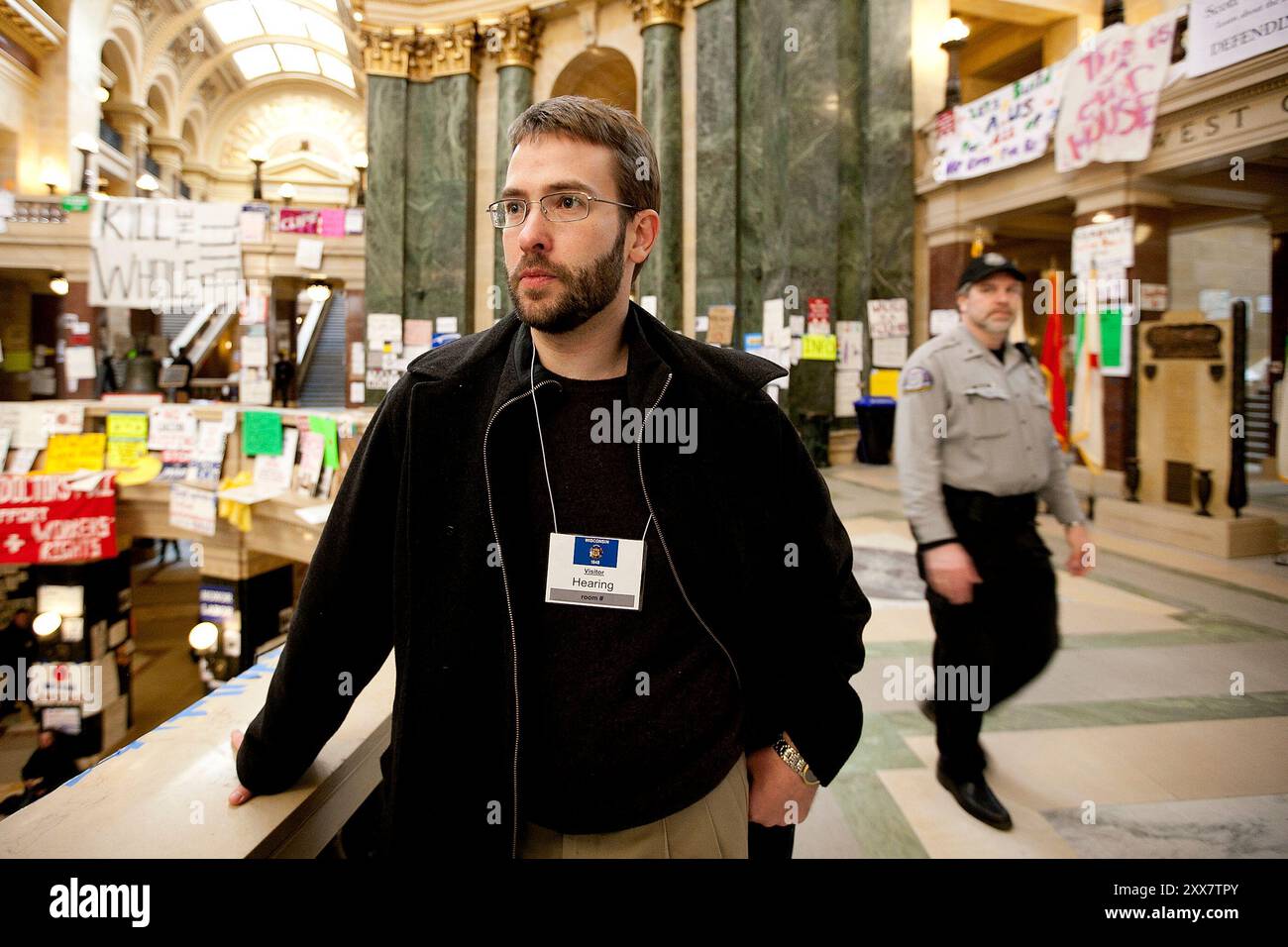 Les manifestants campent à l'intérieur du Capitole i Madison après que le gouverneur Scott Walker ait tenté de les chasser du Capitole. La bataille porte sur le pouvoir du secteur public, que Walker essaie de réduire en leur enlevant leurs droits de négociation collective. L’avocat Barry Blonien agit en tant qu’observateur pendant les jours de manifestations. Banque D'Images