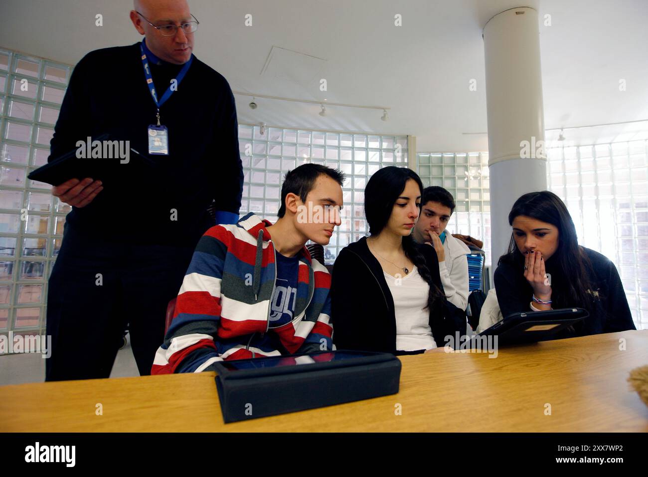 Les élèves du lycée Roslyn participent à un projet pilote dans le cadre duquel ils ont remplacé des ordinateurs portables par des iPad. Banque D'Images