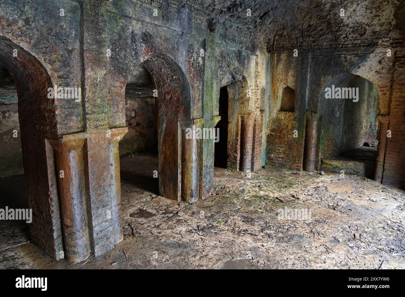 L'intérieur des anciennes grottes de Pandav Falls, censé avoir abrité les Pandavas pendant leur exil comme décrit dans le Mahabharata, ajoute une profondeur Banque D'Images