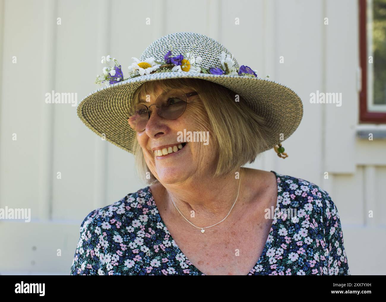 portrait d'une grand-mère souriante avec un chapeau de mi-été Banque D'Images