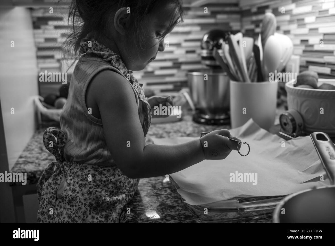 Jeune fille qui cuit dans la cuisine Banque D'Images