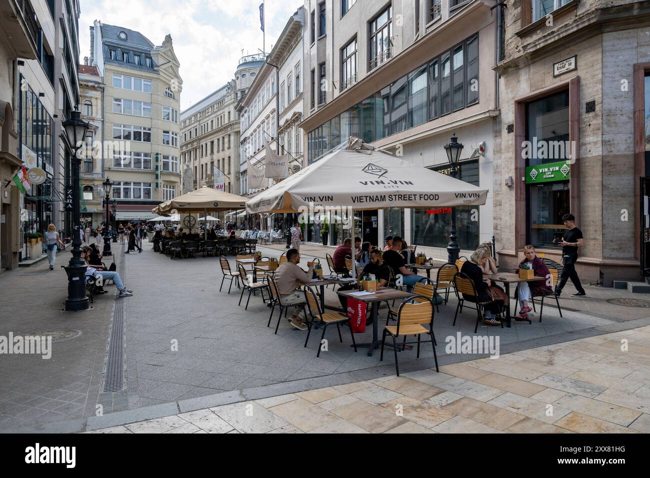 Café de rue à Budapest Banque D'Images