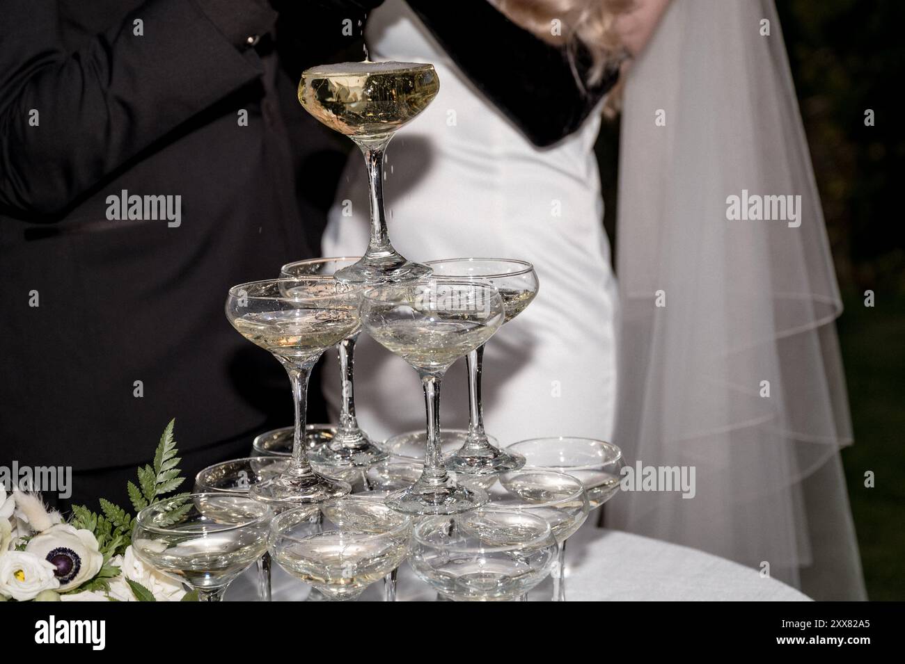 Tipsy champagne tour pour le jour du mariage photo flash Banque D'Images