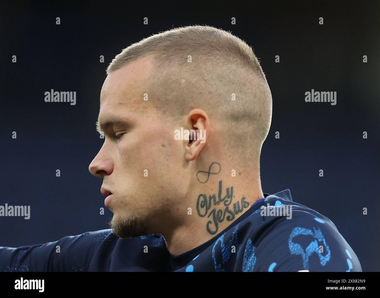 Londres, Royaume-Uni. 22 août 2024. Une vue montrant un tatouage sur Mykhailo Mudryk de Chelsea pendant le match de l'UEFA Europa Conference League à Stamford Bridge, Londres. Le crédit photo devrait se lire : Paul Terry/Sportimage crédit : Sportimage Ltd/Alamy Live News Banque D'Images