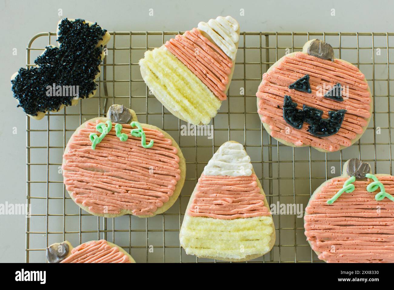 Grille de refroidissement remplie de biscuits au sucre d'Halloween glacés Banque D'Images