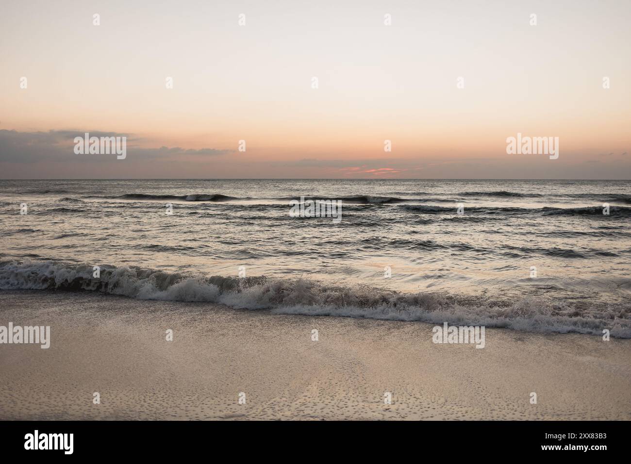 Tranquille Naples, plage de Floride au coucher du soleil avec des vagues douces Banque D'Images