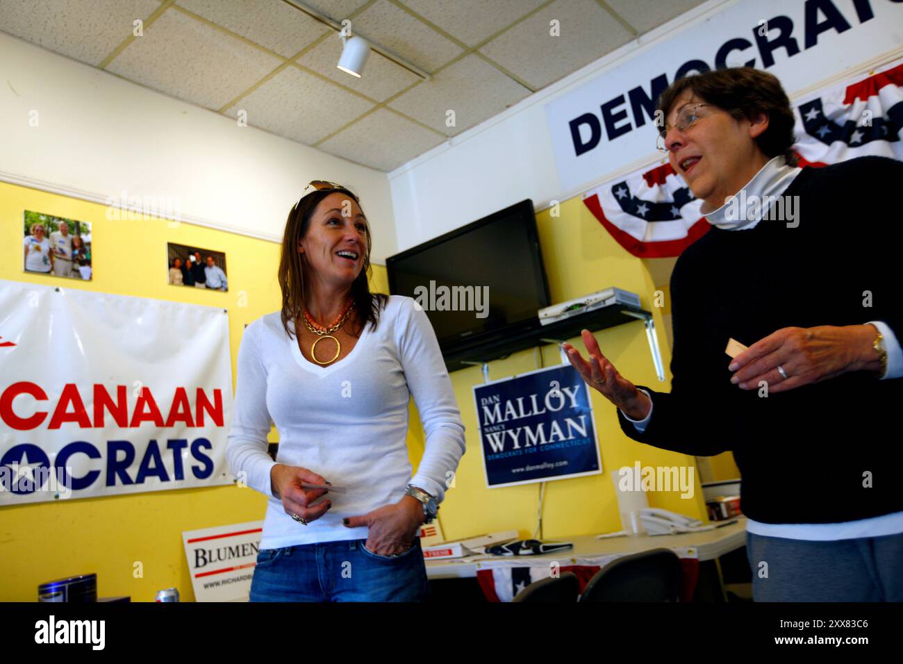 Kelly Walker ( ung ) og Sandra Arnold er frivillige kampanjearbeidere i New Canaan Democratic Party. Banque D'Images