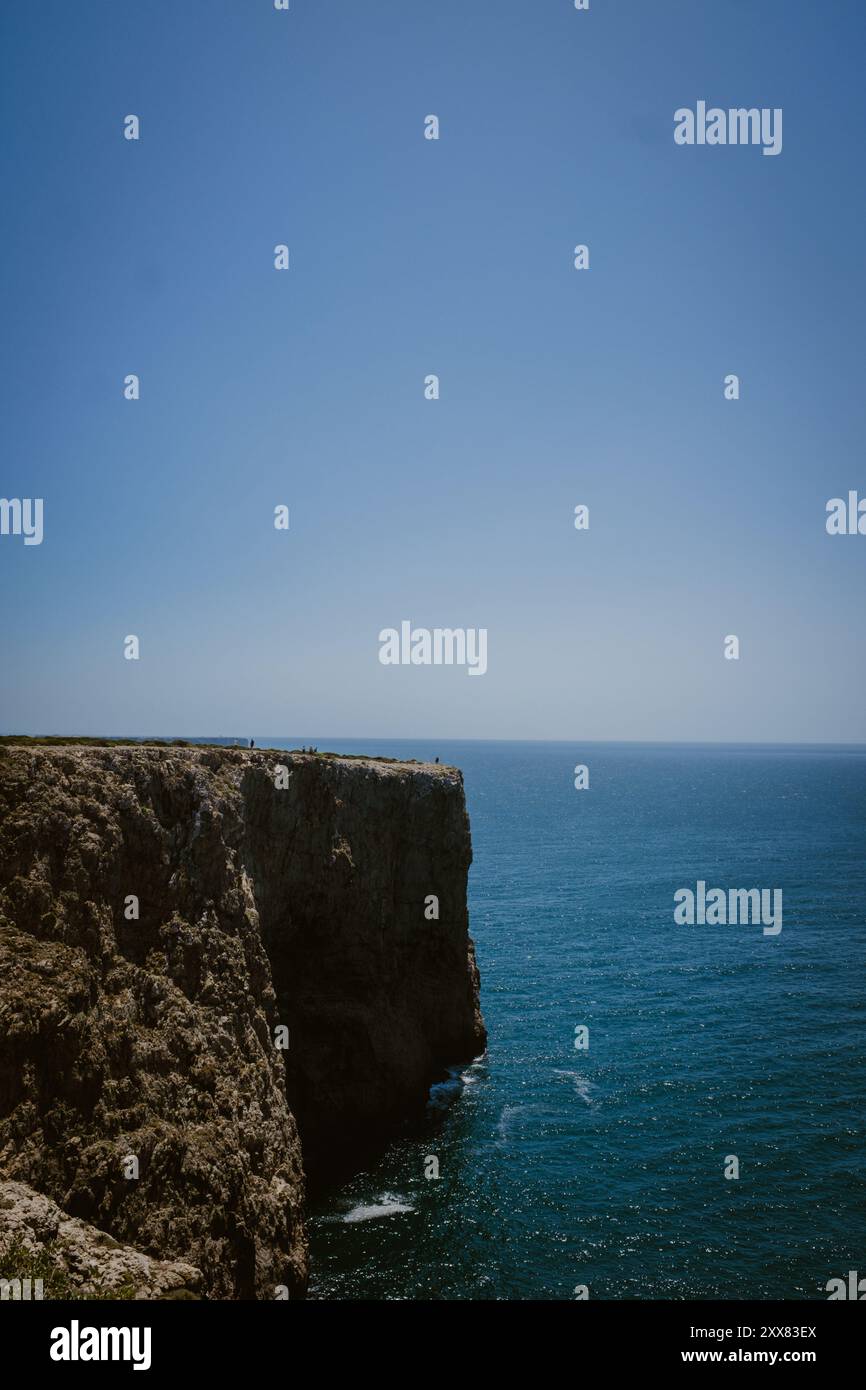 Falaises à côté du phare de Sagres. Banque D'Images