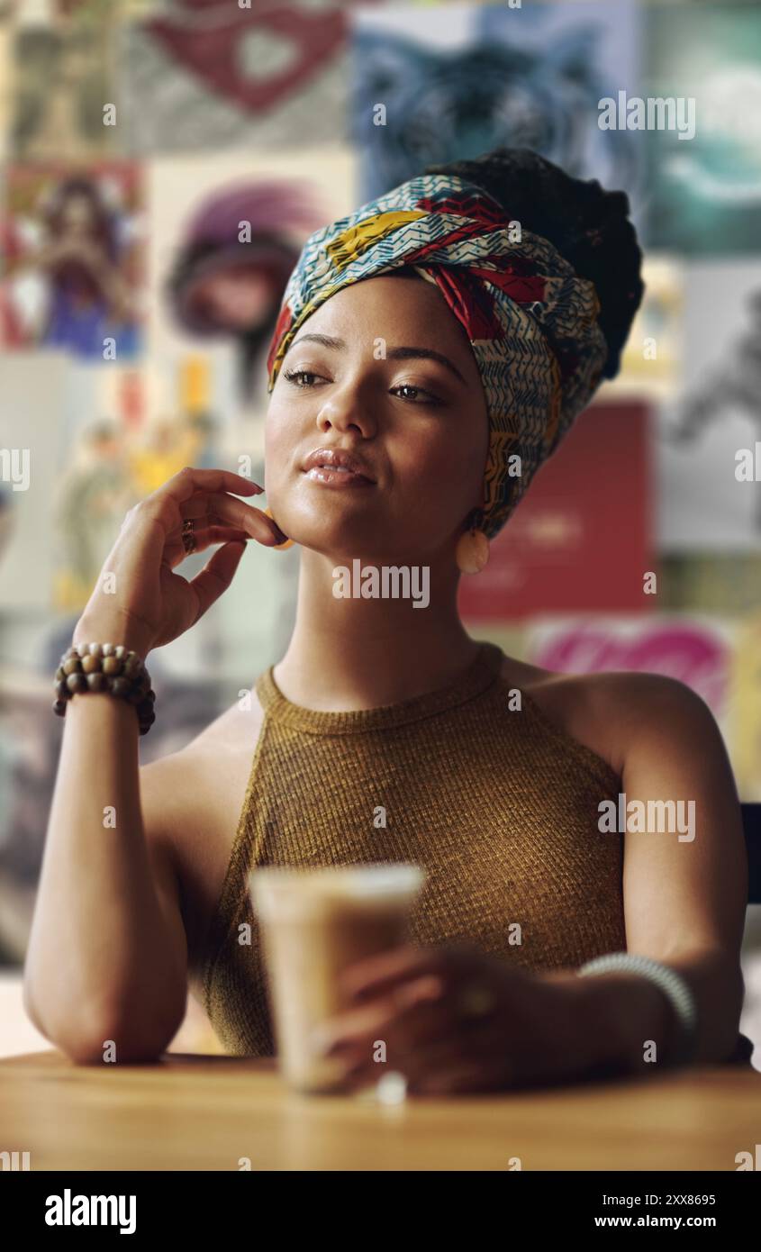 Femme, pensant et sérieux dans le café avec café, boisson chaude ou client avec confiance dans le bistrot. Personne féminine, pensées ou boire du thé dans Banque D'Images