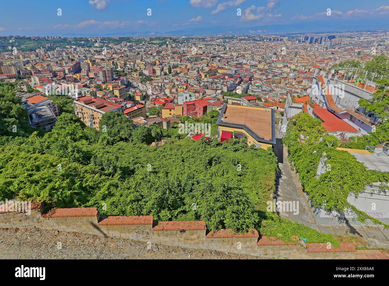 Naples, Italie - 21 juin 2014 : vue sur toute la ville depuis le point pittoresque Belvedere San Martino Hill au Sunny Summer Day Travel Skyline. Banque D'Images