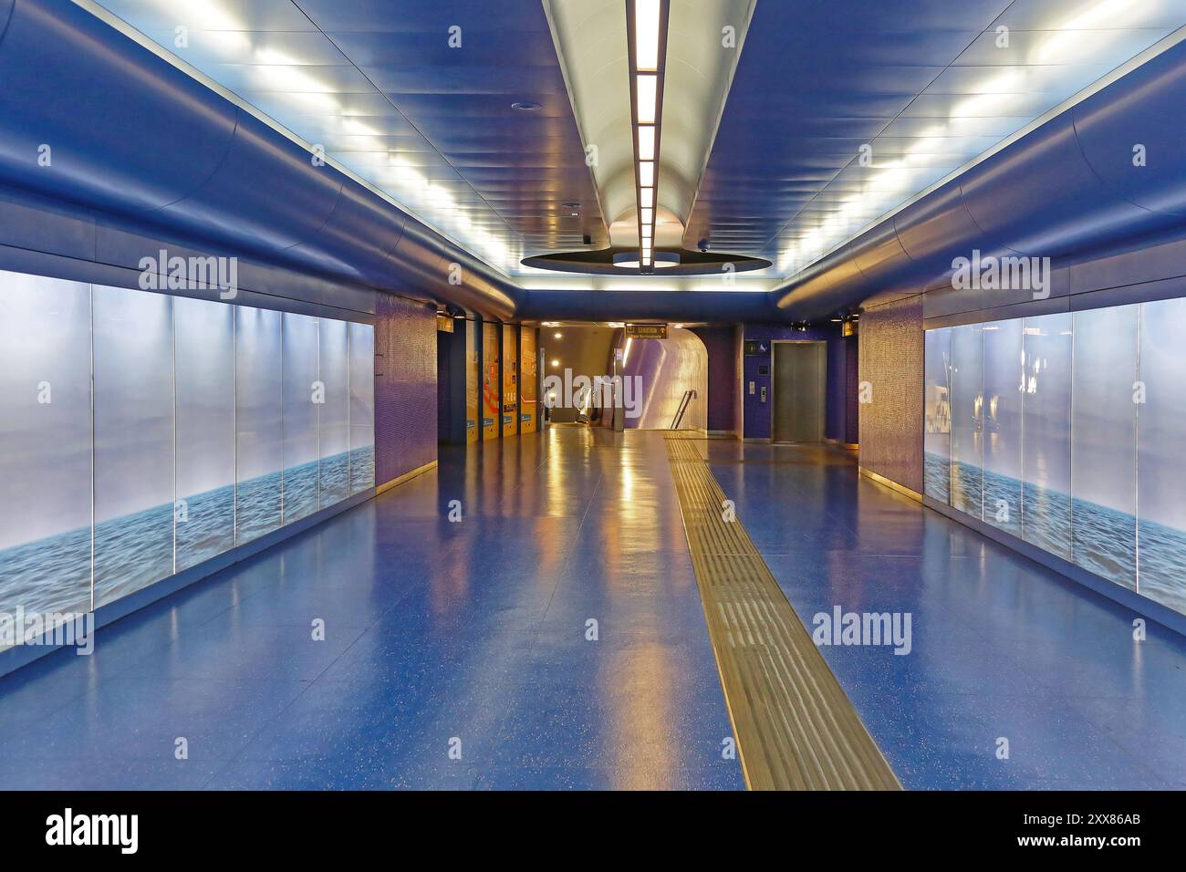 Naples, Italie - 25 juin 2014 : vide Blue Corridor Liminal Space à la station de métro Toledo Art dans les transports publics du centre-ville. Banque D'Images