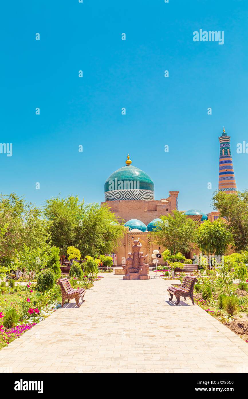 Vue sur le complexe architectural de Pakhlavan Mahmud et le minaret Islam Khoja. Khiva, Ouzbékistan - 17 juillet 2024. Banque D'Images