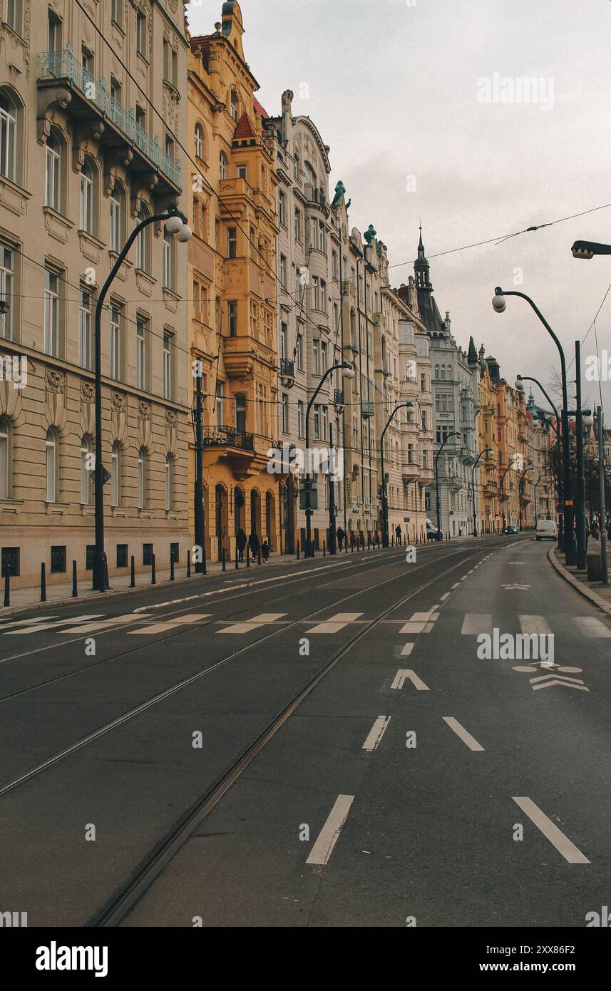 belle rue à prague avec des maisons en rangée colorées et des lampadaires noirs Banque D'Images