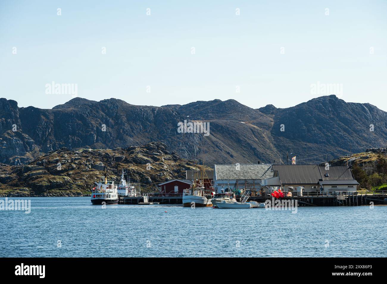 Vue sur le village de pêcheurs de Giesvaer et ses environs, île de Mageroya, Norvège Banque D'Images