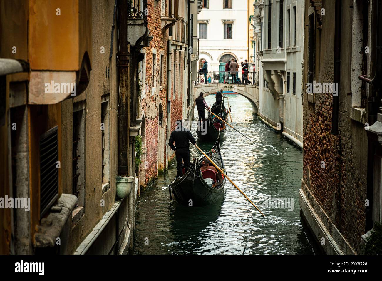 Gondoliers qui rame dans les canaux de Venise Banque D'Images