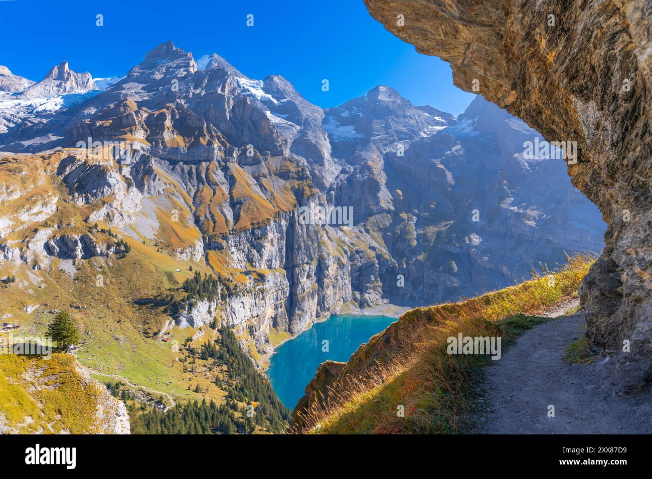 Lac Oeschinen près de Kandersteg, Suisse pendant la saison d'automne. Banque D'Images